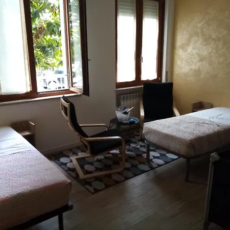 Emmanueli65 Fronte Clinica Per 5 Matrimoniale 2 Singoli 1 Divano Letto Bed & Breakfast *