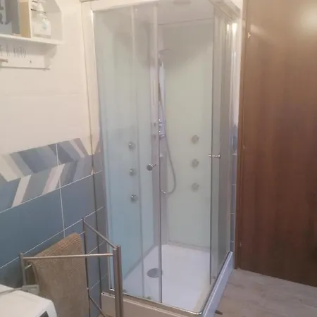Emmanueli65 Fronte Clinica Per 5 Matrimoniale 2 Singoli 1 Divano Letto Bed & Breakfast *
